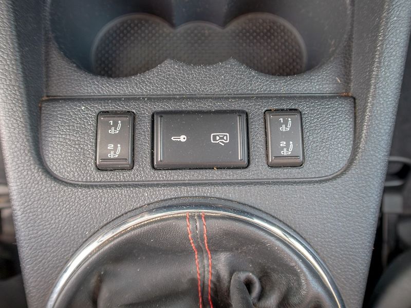 Škoda Roomster (2014) 1.6TDI NOIRE – BLACK - fotka 26 z 43
