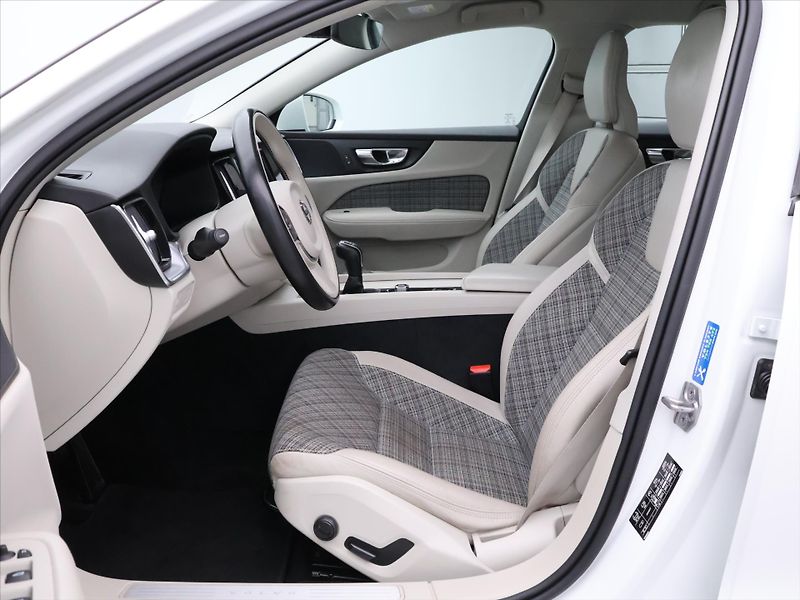 Volvo V60 2,0 D3 110kW Drive-E Momentum - fotka 10 z 30