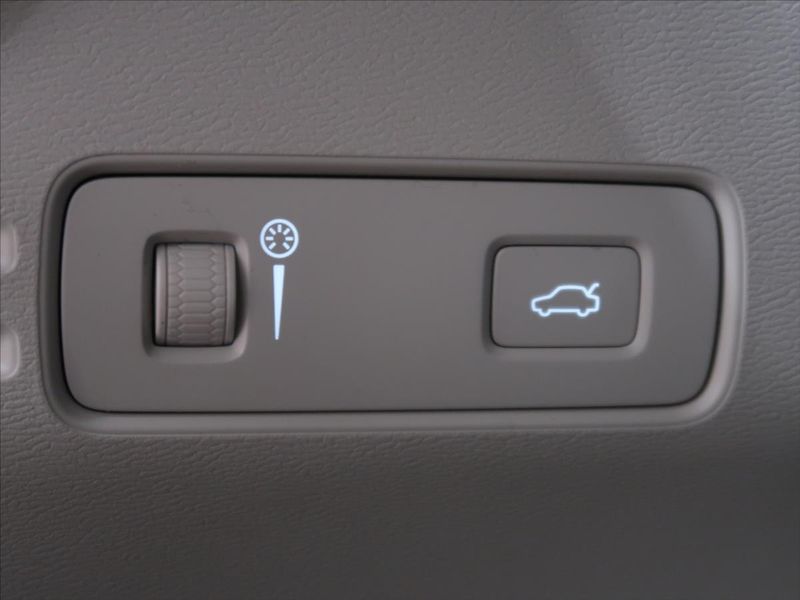 Volvo XC40 2,0 D4 AWD MOMENTUM CZ - fotka 16 z 39