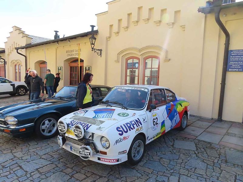Michal a Jonáš Pavlíčkovi na startu. Rallye Spring Classic startovalo v sobotu 12. dubna dopoledne z jihočeského Tábora. Na trasu 231 kilometrů vyrazilo 100 posádek.