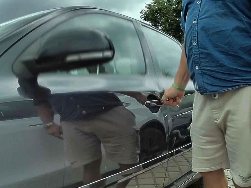 Zloděj vykrádající zaparkované škodovky a volkswageny dokázal auta bez poškození otevřít a při odchodu opět uzamknout.