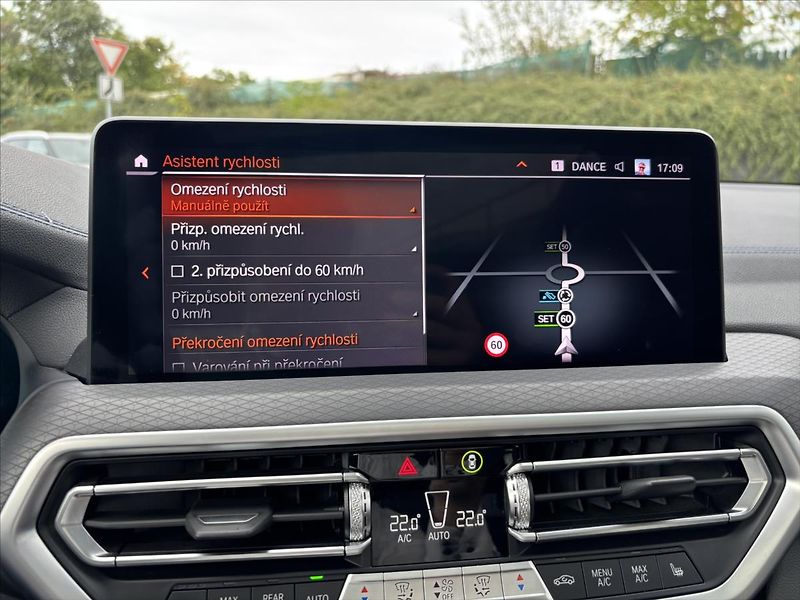 BMW X3 3,0 M40d 250kW WEBASTO PANORAM - fotka 29 z 49