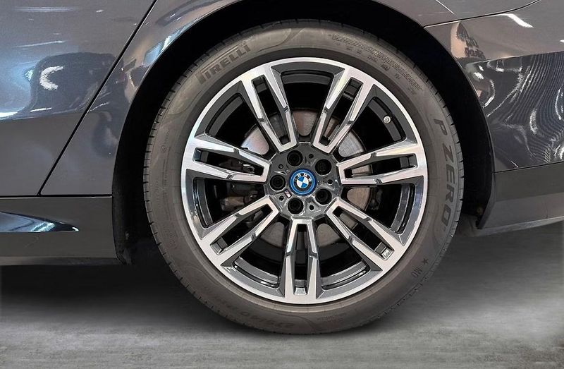 BMW i5 eDrive40 Touring M Kamera Taž. - fotka 15 z 18