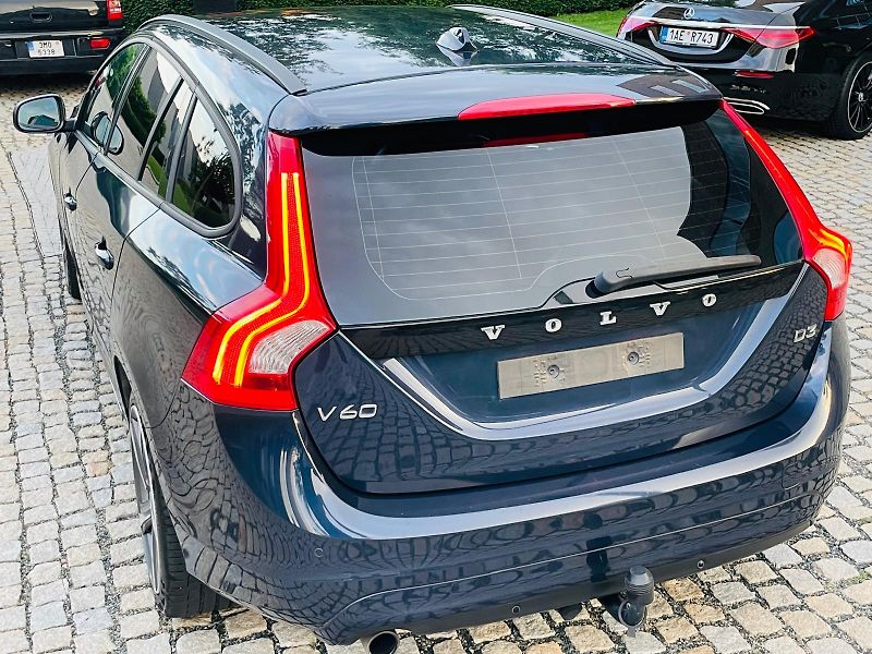 Volvo V60 2.0D3 5VÁLEC SERVISKA TAŽNÉ - fotka 16 z 45