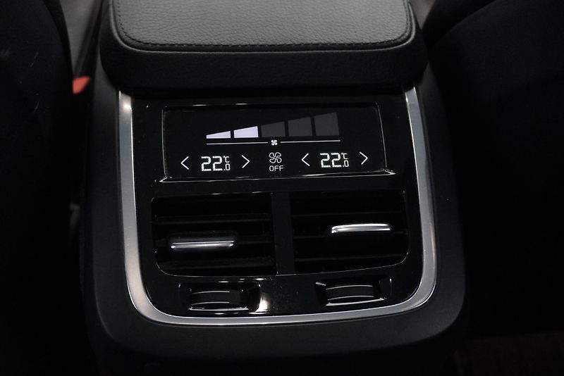 Volvo XC90 D5 MOMENTUM 4WD - fotka 24 z 33