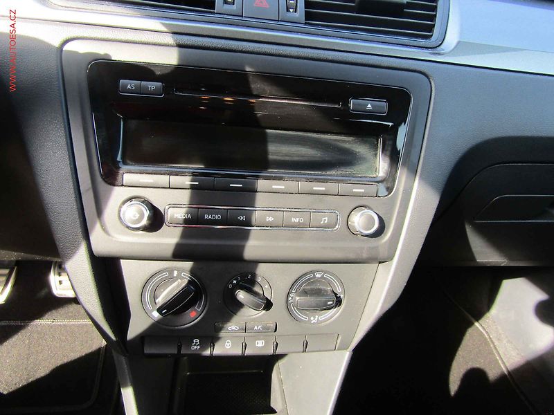 Škoda Rapid (2015) 1.6TDi, AC, temp - fotka 11 z 16