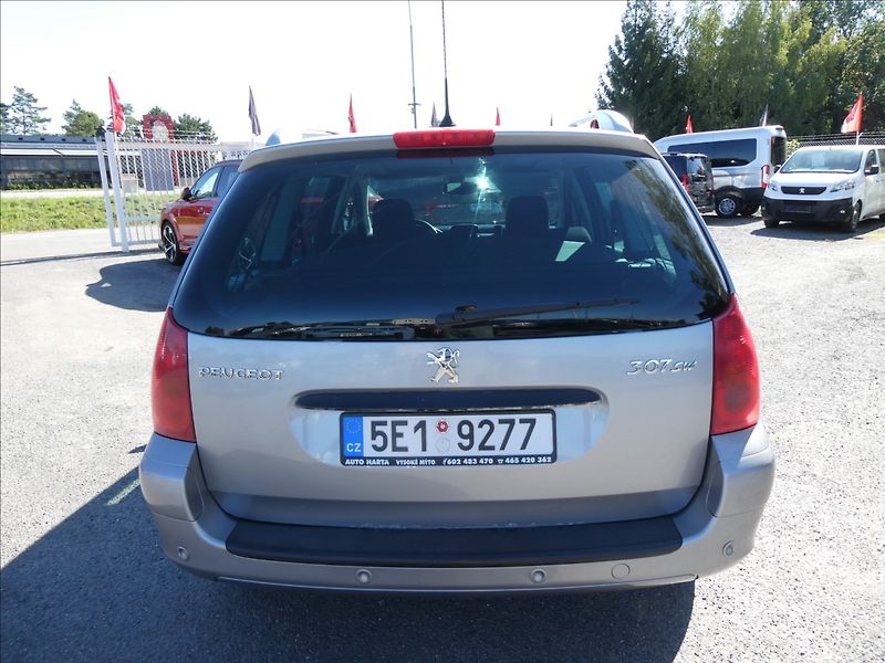 Peugeot 307 1,6 16V 80kW SW 7.míst,PANORAM - fotka 6 z 36