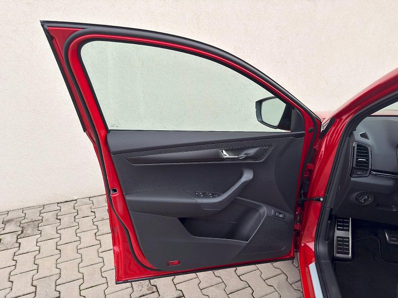Škoda Karoq (2025) SPORTLINE TSI 1.5/110KW 7AP - fotka 20 z 42