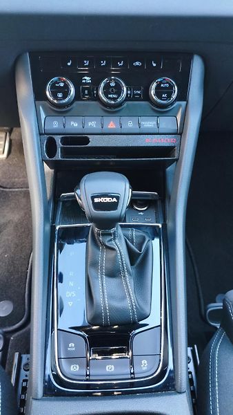 Škoda Karoq (2025) Sportline 1.5TSi DSG tažné - fotka 15 z 21