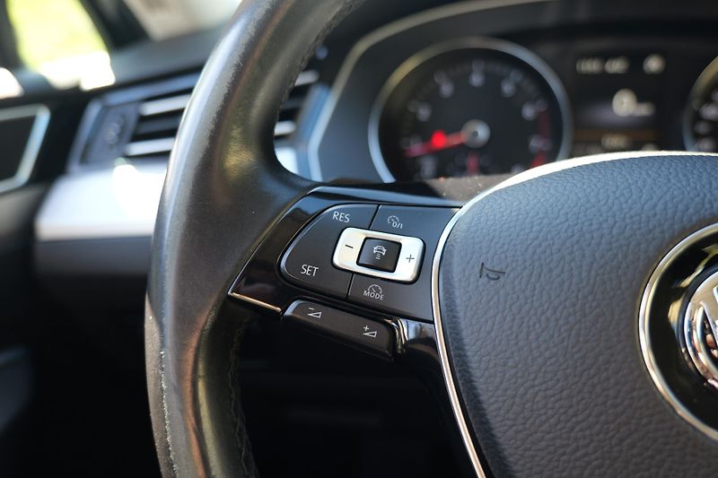 Volkswagen Passat 1.4 TSI 110 kW DSG Kamera Tažn - fotka 17 z 35