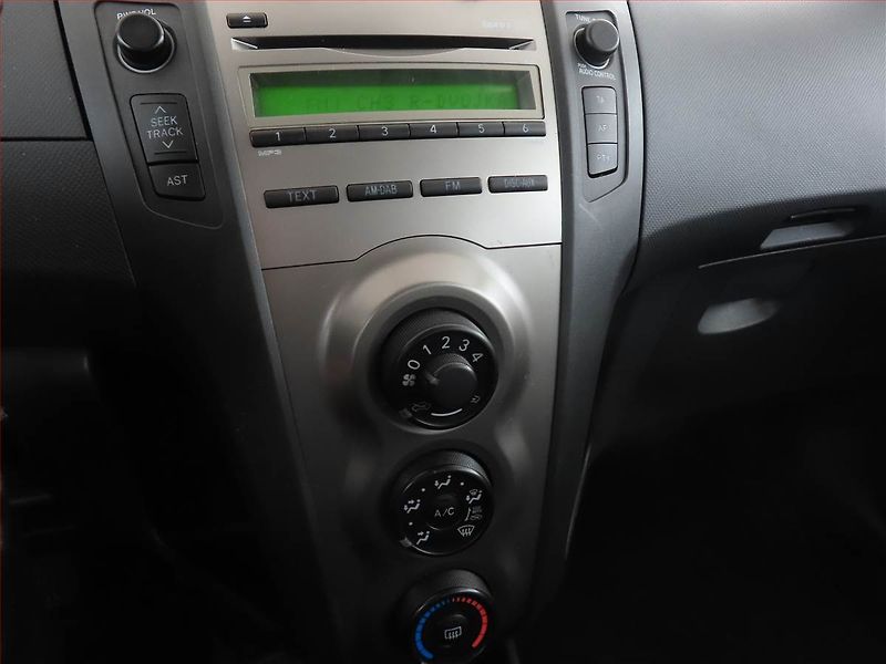 Toyota Yaris (2009) Cool 1.33 Dual VVT-i - fotka 12 z 15