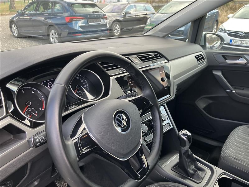 Volkswagen Touran 2,0 TAŽNÉ, LED,APPLE CAR PLAY - fotka 8 z 21