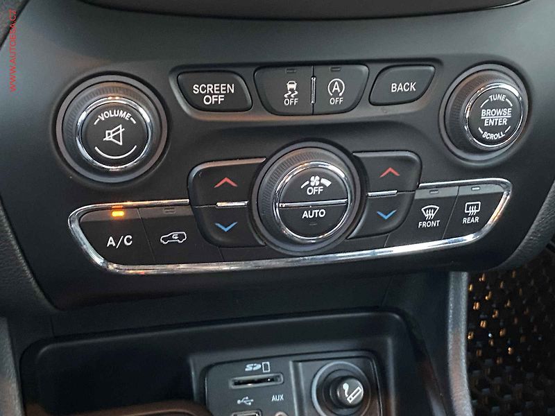 Jeep Cherokee (2015) 2.0 M-Jet 4X4, Limited, AT, - fotka 17 z 21
