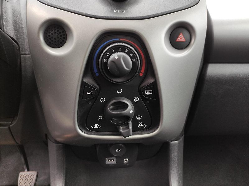Peugeot 108 (2015) ACTIVE 1.0 70k MAN6 NOVÉ CZ - fotka 23 z 26