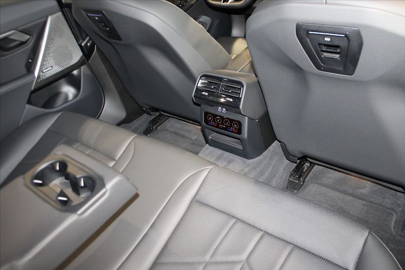 BMW Řada 5 520d xDrive M Sport Pro DAProf - fotka 29 z 35