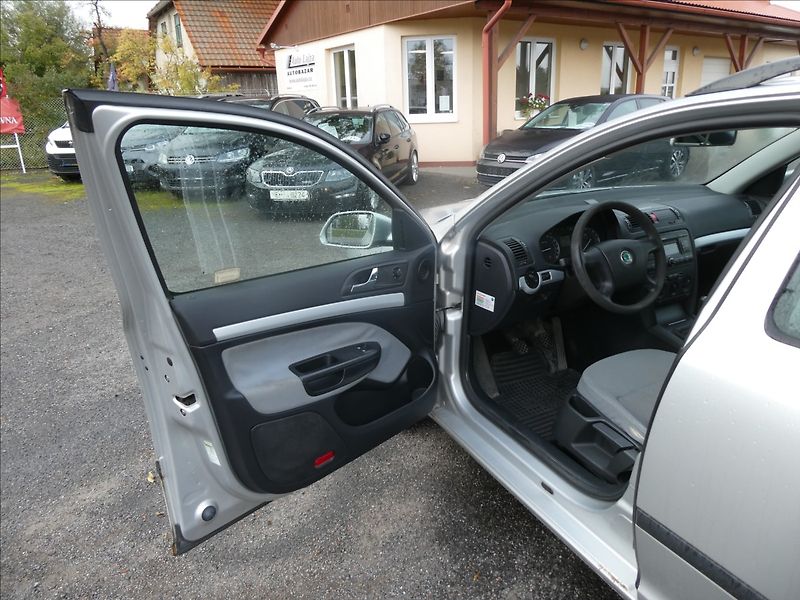Škoda Octavia 1,6 FSi 85kW závěs, 2x kola - fotka 11 z 25