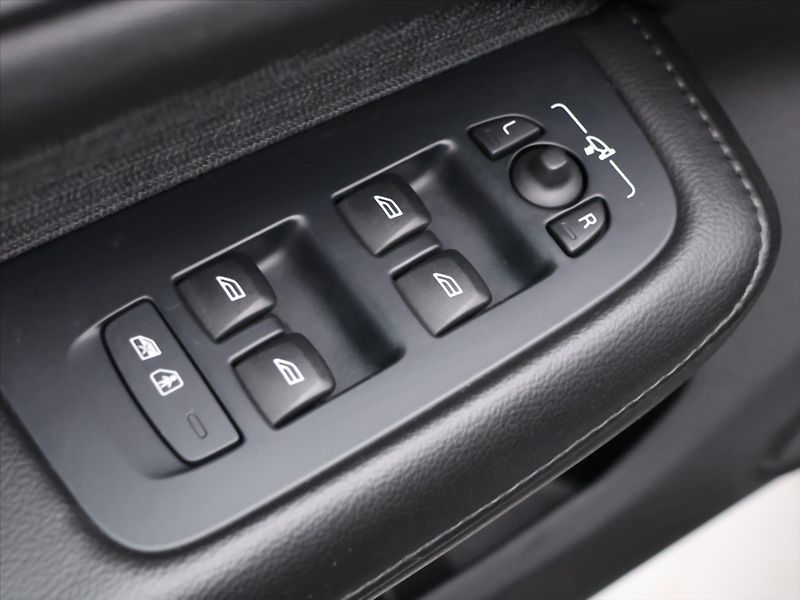 Volvo V60 2,0 B4 AWD Cross Country DPH - fotka 16 z 36