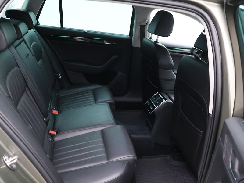 Škoda Superb 2.0 TSI 206kW DSG CZ L&K - fotka 14 z 37