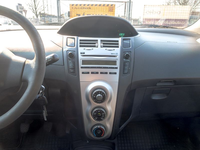 Toyota Yaris (2008) ČR 1.0i 51KW AC – 2x PNEU - fotka 17 z 34