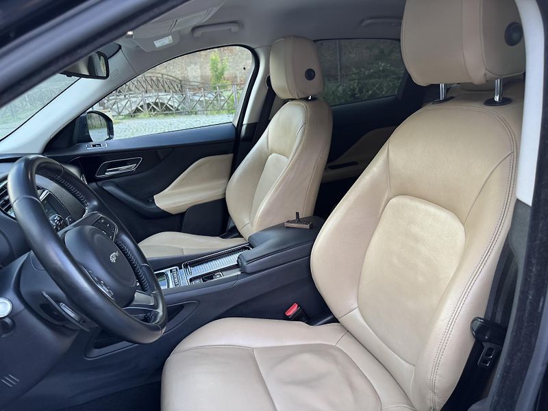 Jaguar F-Pace (2017) 2.0D, 132 kW - fotka 10 z 21