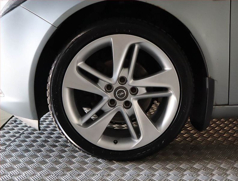 Opel Insignia (2011) 2.0 CDTI, 4X4, Xenony - fotka 15 z 19
