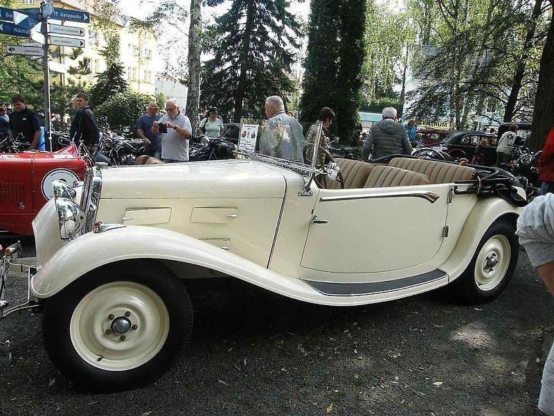 Před 100 lety se v továrně Wikov rozhodli pro zahájení výroby automobilů. Na snímku je renovovaný Wikov 35 Kapka, první československý aerodynamický automobil.