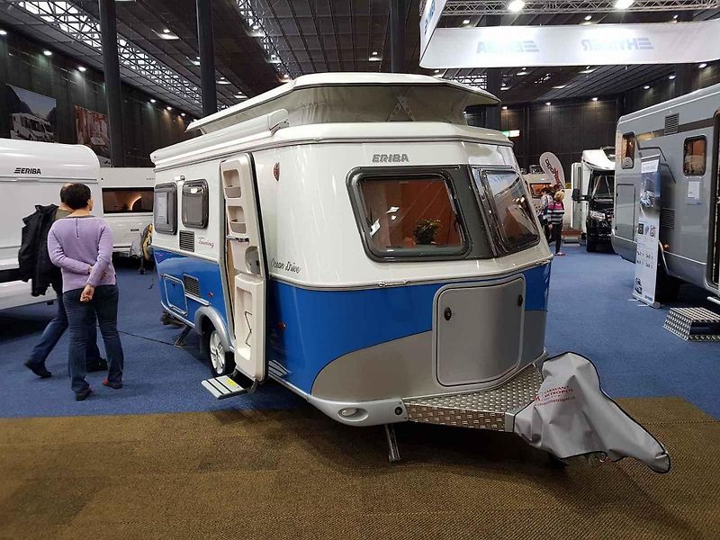 Jeden z nejhezčích vozů na výstavě si hned našel svého majitele. Na modelu Dethleffs Globetrotter XLi 7850-2 s nápadným lakem za čtyři miliony korun byla přilepena cedulka „prodáno“.