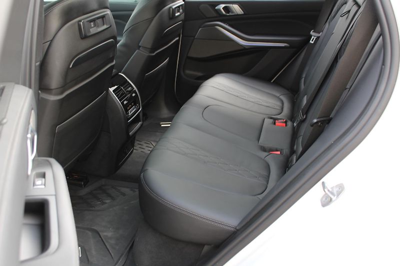 BMW X5 M50i - fotka 19 z 24
