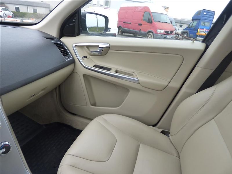 Volvo XC60 2,0 D3  Summum - fotka 19 z 34