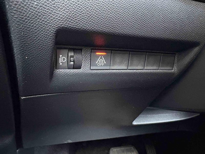 Peugeot 2008 (2023) AllurePack 1.2 PureTech EAT8 - fotka 16 z 37