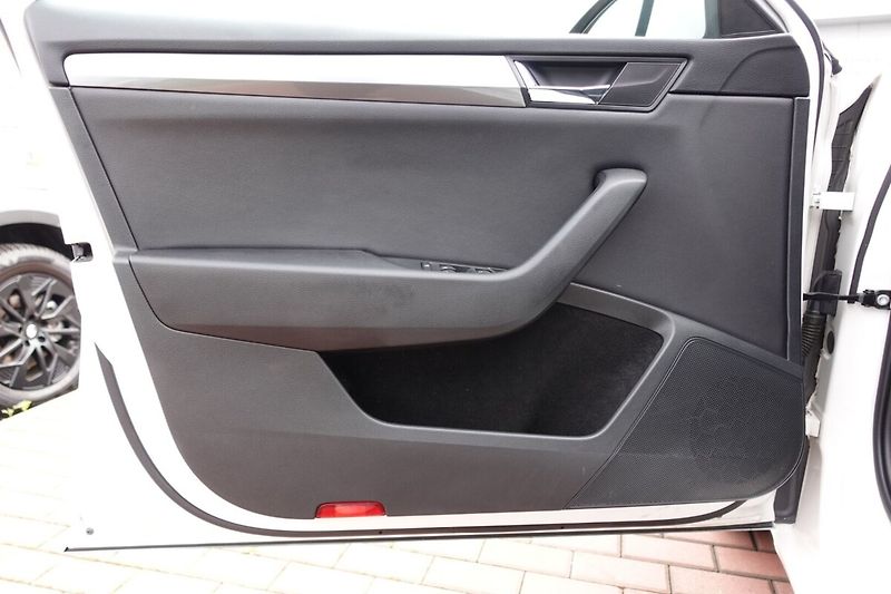 Škoda Superb 1.4 TSI 110kW Active Combi DSG - fotka 8 z 26