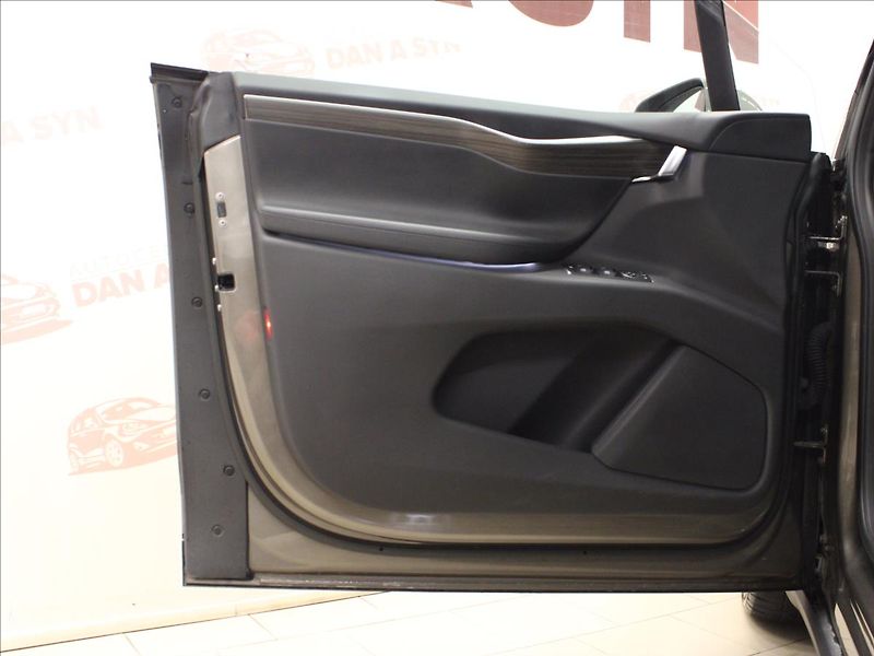 Tesla Model X 0,0 DUAL 90kWh 386KW TOP STAV - fotka 10 z 39