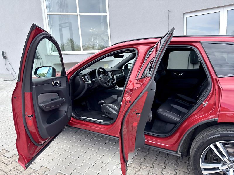 Volvo XC60 B5 AWD (benzín) // PLUS DARK - fotka 10 z 48