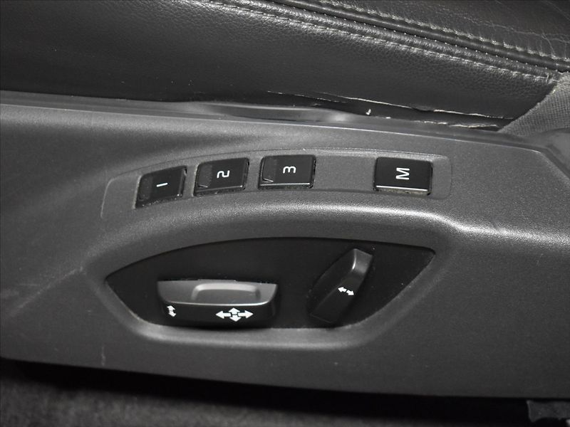 Volvo XC60 2,4 D4 SUMMUM - fotka 21 z 22