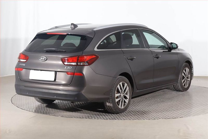Hyundai i30 (2019) Family 1.4 T-GDI, Serv.kniha - fotka 5 z 22