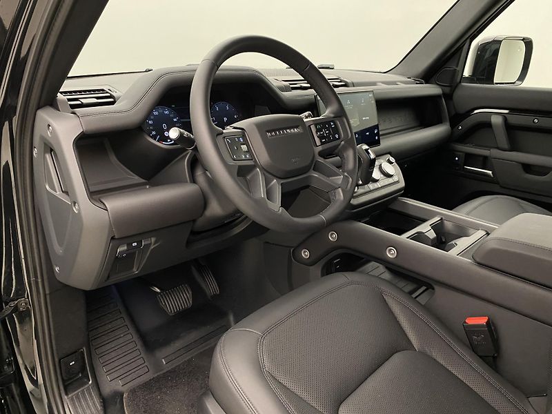 Land Rover Defender 110 D300 X-DYNAMIC SE AWD CZ - fotka 4 z 48