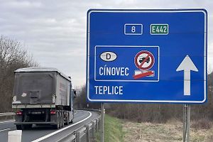 Situace u kruhového objezdu v Bystřanech, kde je umístěná značka ohledně omezení na Cínovec. Dočasně je přeškrtnutá.