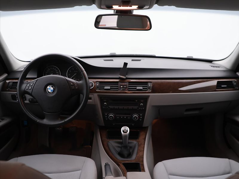 BMW Řada 3 3.0 325i 160kW Aut.klima - fotka 17 z 25
