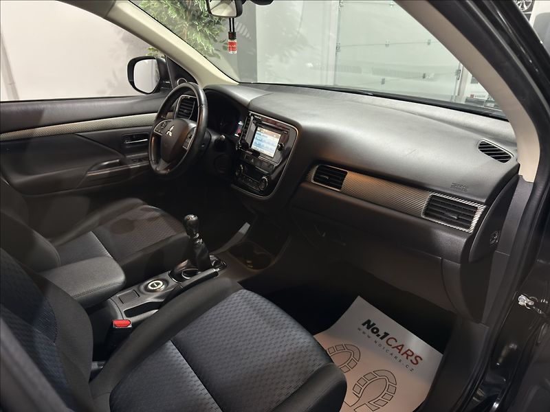 Mitsubishi Outlander 2,3   DI-D 4X4 7MÍST SPORT TZ - fotka 16 z 39