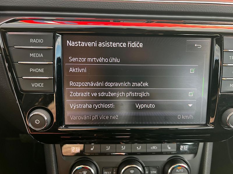 Škoda Superb 1.6TDI DSG Style Panorama - fotka 17 z 23