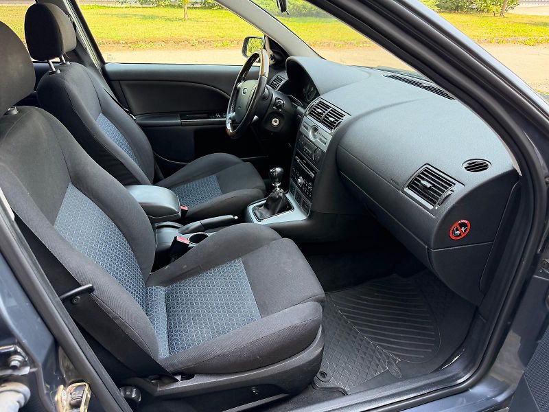 Ford Mondeo 2,0 TDCi Combi / 96 kW / - fotka 17 z 22
