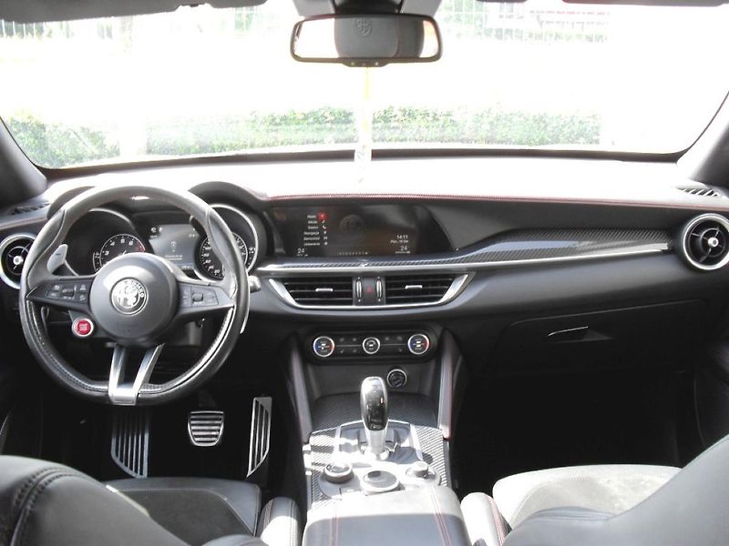 Alfa Romeo Stelvio 2,9 Bi-Turbo V6 Quadrifoglio - fotka 22 z 32