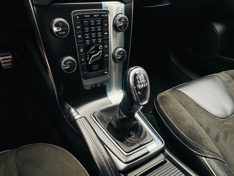 Volvo V40 2.0 D3 R-DESIGN MANUÁL TAŽNÉ - fotka 35 z 45