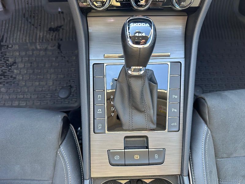 Škoda Superb 2,0 TDI 4x4 DSG 147kW - fotka 14 z 16