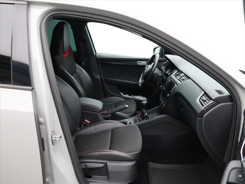 Škoda Octavia RS 2.0 TSI 162kW CZ Aut.klima - fotka 13 z 32