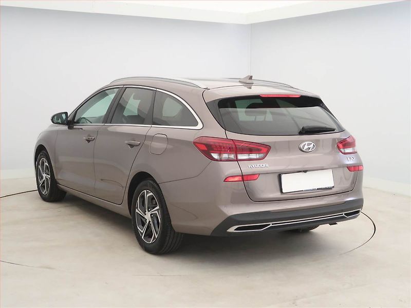 Hyundai i30 (2023) Smart 1.5 DPI, Serv.kniha - fotka 4 z 17