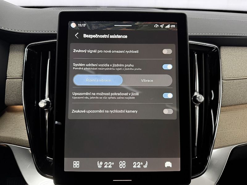 Volvo XC90 B5 AWD PLUS DARK, PANORAMA, H& - fotka 20 z 33