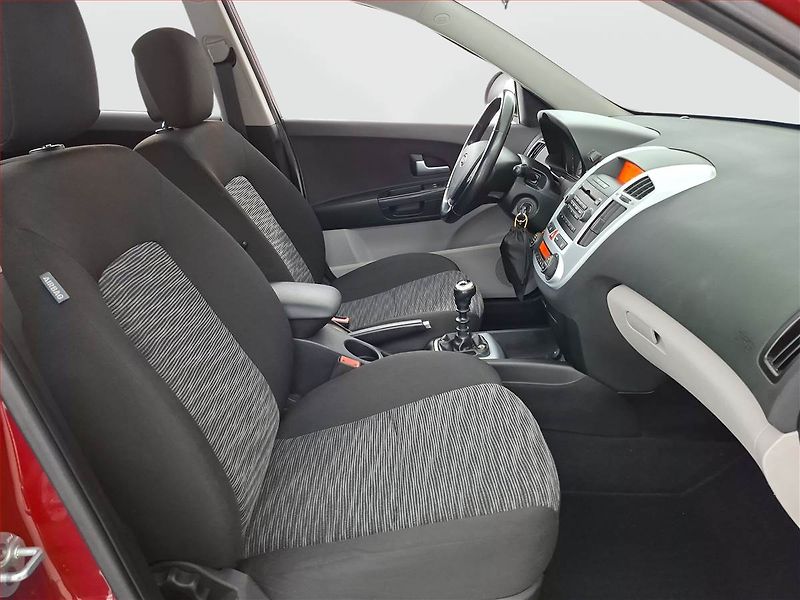 Kia Ceed (2009) 1.4 CVVT, ČR,1.maj - fotka 9 z 16