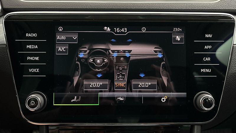Škoda Superb 2.0 TDI Ambition Combi - fotka 24 z 24