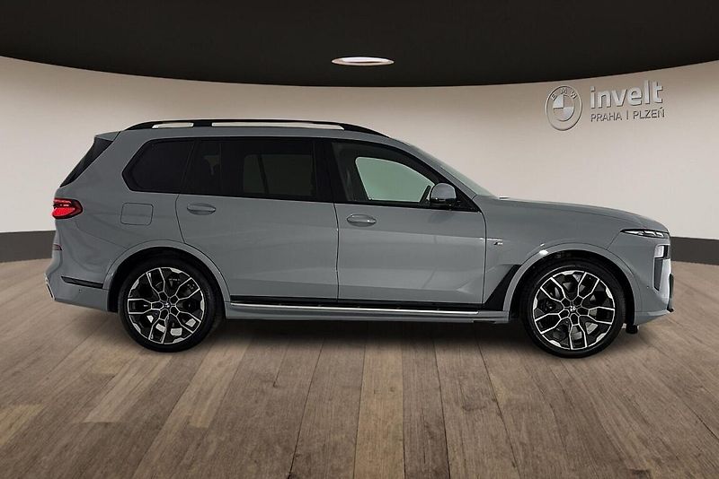 BMW X7 xDrive40i - fotka 2 z 29
